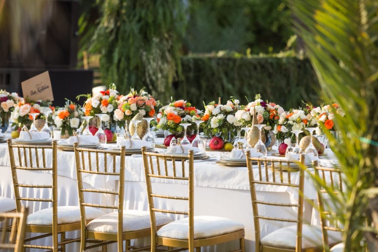Decoration fleurs table by Maev Event