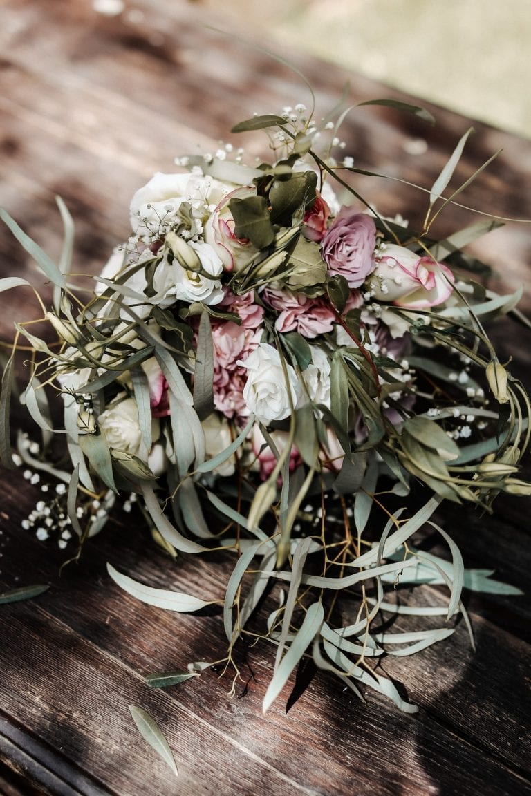 fleurs blanches et roses