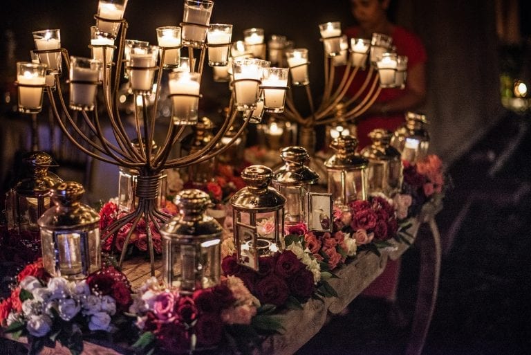 fleurs bougies et lanternes