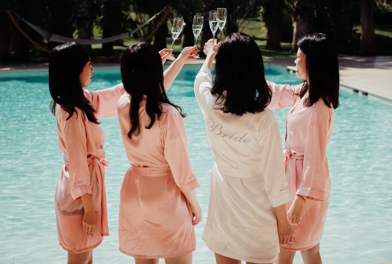 mariée et demoiselle d'honneur