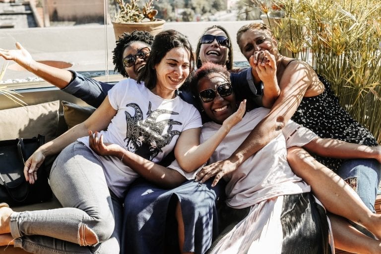 mariée fun et demoiselle d'honneur