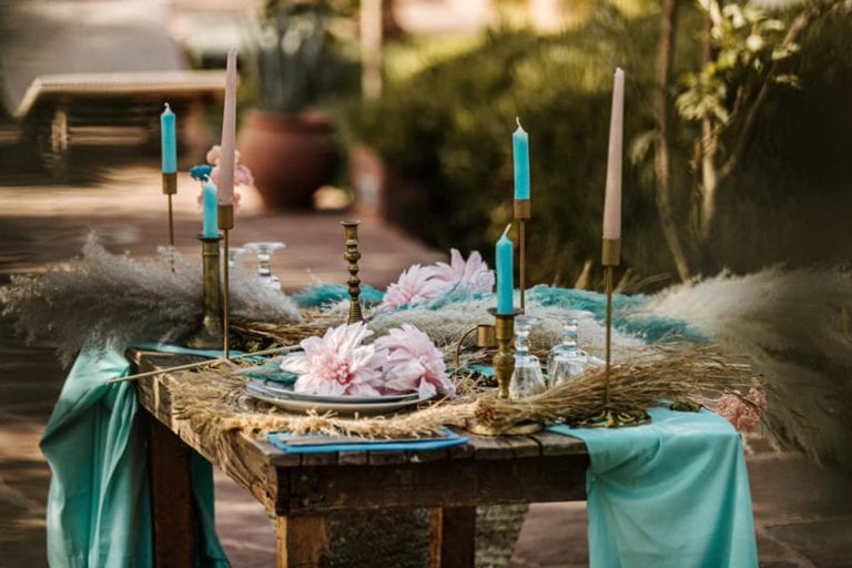 table decoration couleurs - Mariage boheme à Marrakech